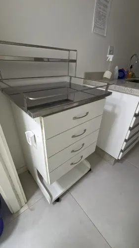 Carrinho para curativo com gaveta e parte superior inox