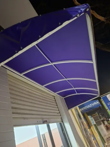 Toldo roxo.