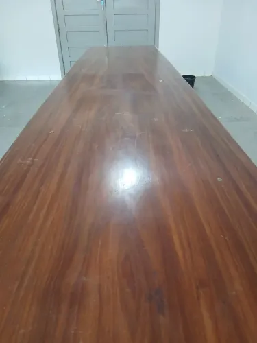 Mesa de Angelim invernizada 3m de comprimento.