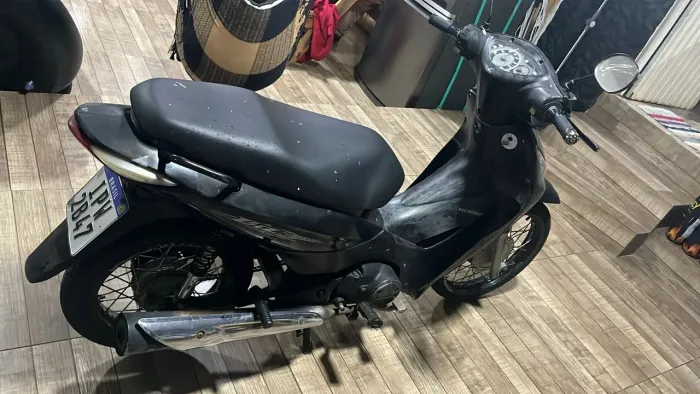 Vendo honda bis 125, detalhes estéticos