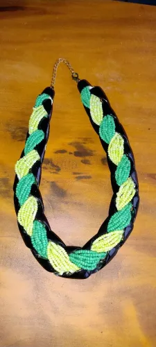 Lindo colar de miçangas