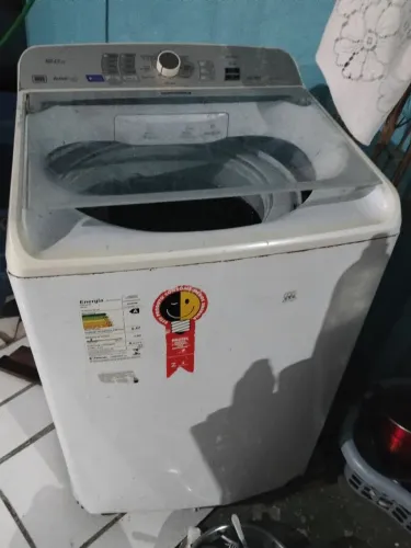 Vendo uma máquina de lavar com defeito