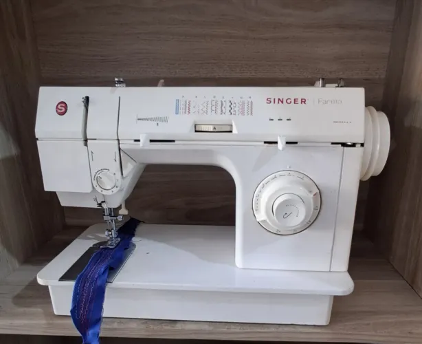 Máquina de costura singer facilita
