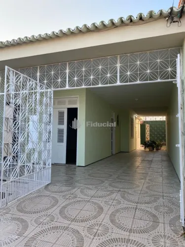 Casa plana c/ 294m² área total, varanda, 04 qtos (02 stes), cozinha convencional, despensa
