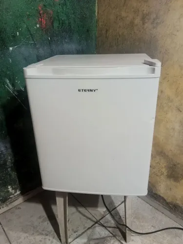 Frigobar funciona perfeitamente gelando perfeitamente fácilito a entrega