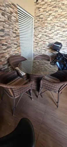 Conjunto de mesa e cadeiras rústicas 