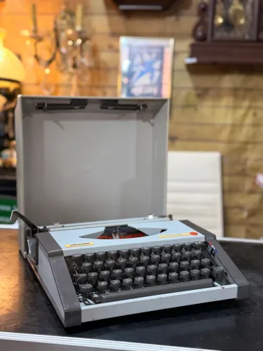 Máquina de escrever Olivetti tropical
