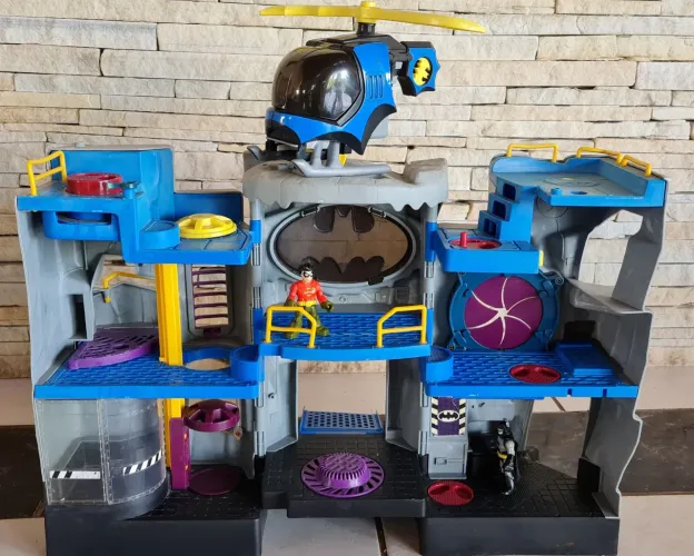 Batcaverna com helicóptero imaginext 