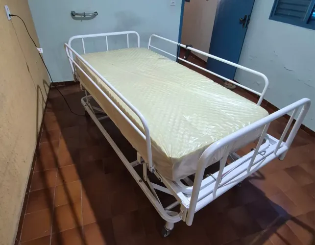 Cama hospitalar motorizada