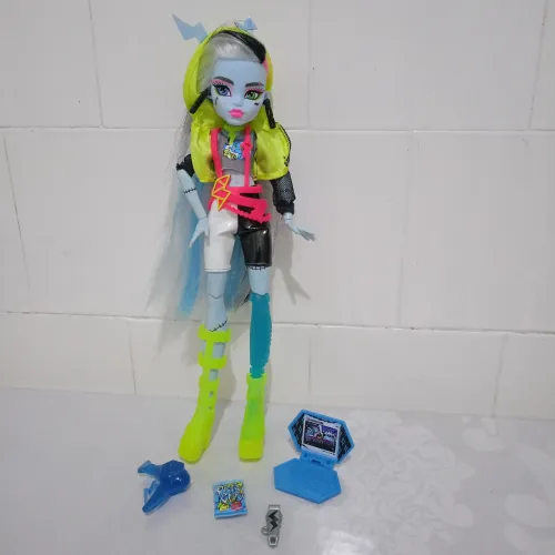 Boneca Monster High Frankie Stein Skulltimate Secrets Neon Frights