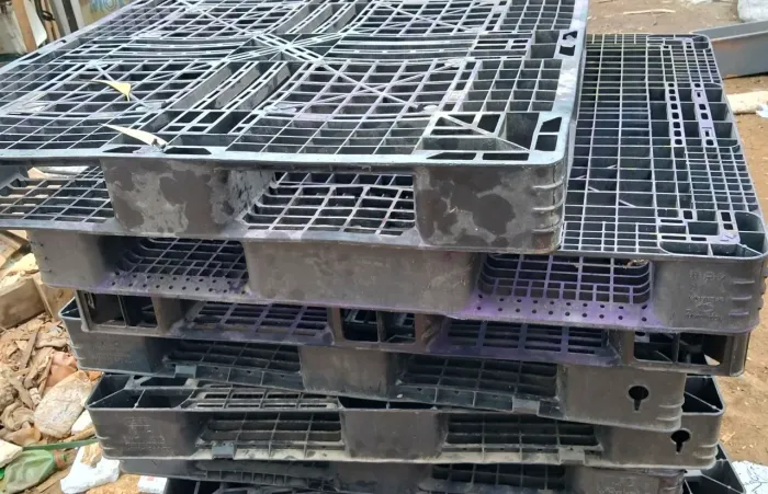 Paletes de plástico usado