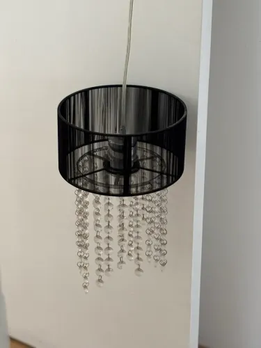 Lustre chic preto e pedras sintéticas