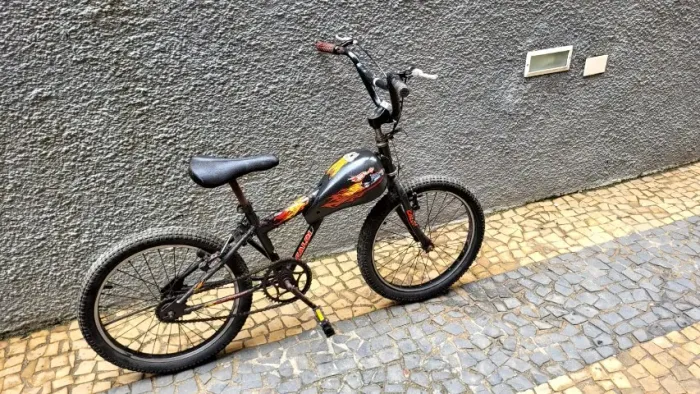 BIKE CALOI HOTWHEELS ARO 20 COM TANQUINHO 