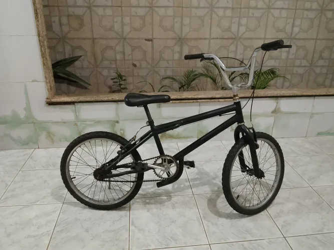 Vendo bicicleta BMX preta