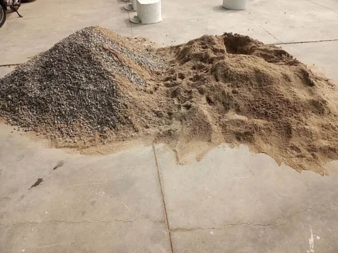 Vende se areia e pedra, meio metro de cada!