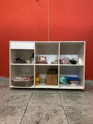 Balcão de atendimento branco.