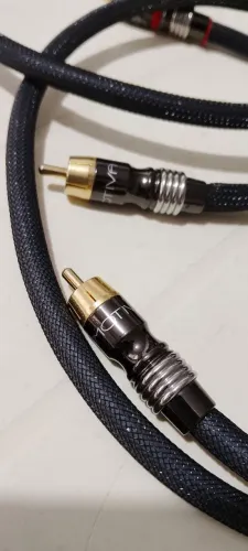 Cabos RCA Emotiva banhados a ouro