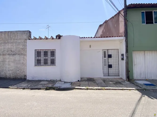 Casa com 3 quartos, quintal e localização privilegiada na Cidade 2000