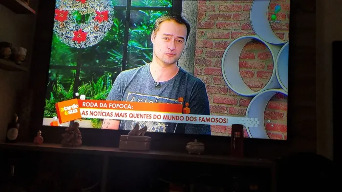 Tv Samsung smart 55 polegadas com controle e manual.Há uma pequena diferença na cor. 