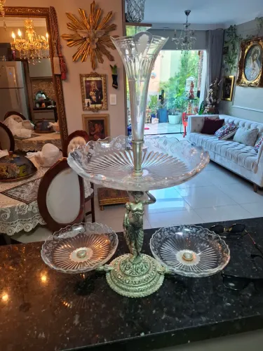 Peça de antiquário para servir doces e salgados uma peça clássica e atual para festas 