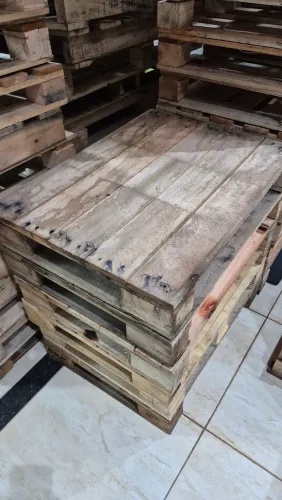 Pallets seminovos medida 0.80 por 0.60 centímetros,madeira eucalipto entregamos.