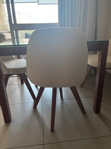 Mesa de jantar com 04 cadeiras