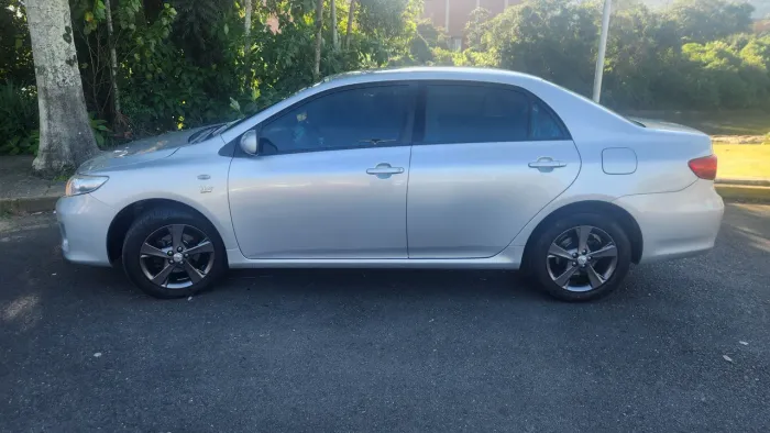 Toyota Corolla GLI 1.8 Flex 16V Mec. 2013