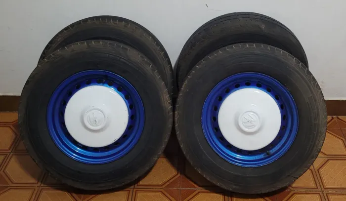 JOGO DE RODAS ARO 14 P KOMBI C/ PNEUS!