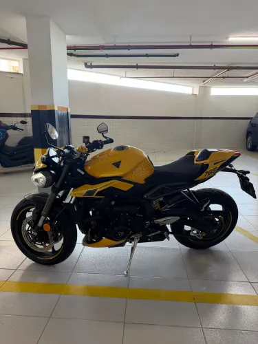 Vendo ou troco Triumph Street Triple 765 2025 Extra na garantia de fábrica