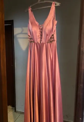 Vestido de cetim rosa pimenta 