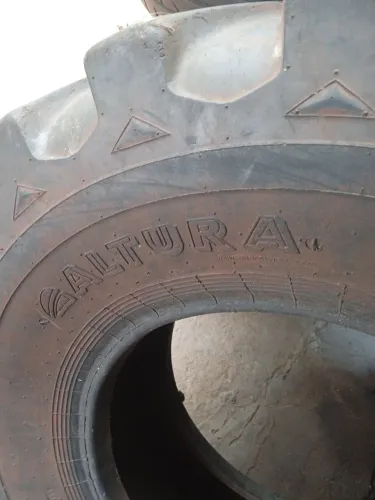 Vendo pneu de trator