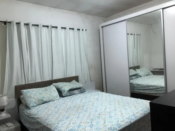 Cama de casal completa com cabeceira e criado mudo 