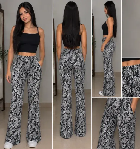 Calça flare de estampa de cobra