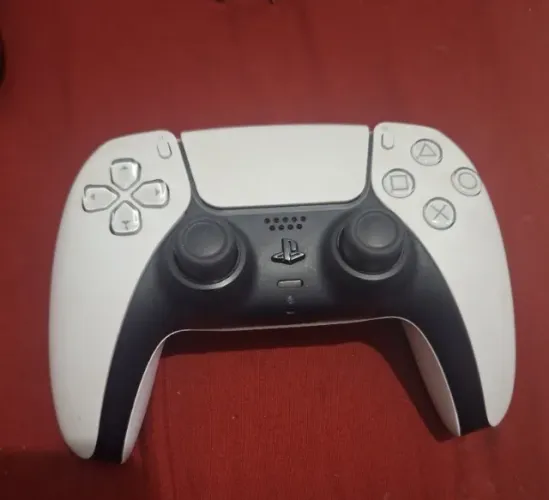2 manetes de ps5 dualsense com base de carregamento.