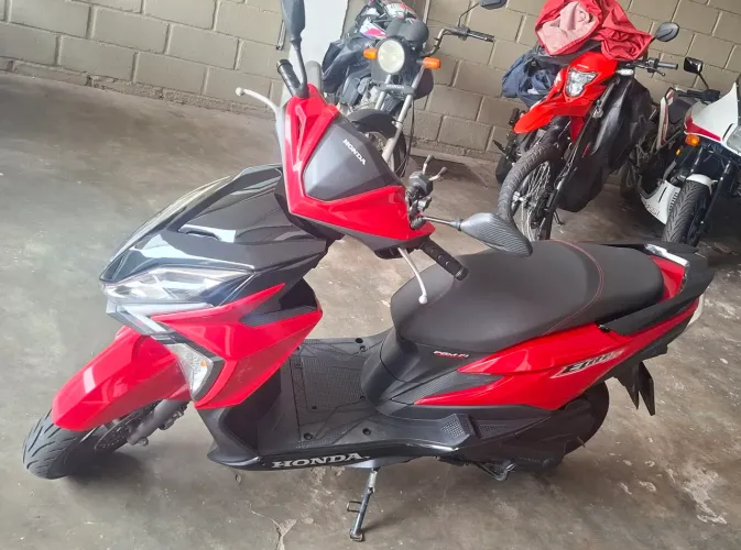 Honda Elite 125 , com 42.000 km , revisada com pneus novos .