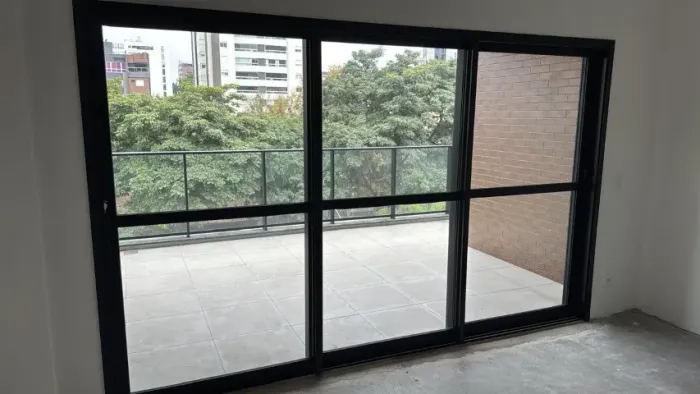 PORTA DE CORRER COM 3 FOLHAS, ABERTURA 2/3 DO VÃO, COM VIDRO INCOLOR LAMINADO 08MM