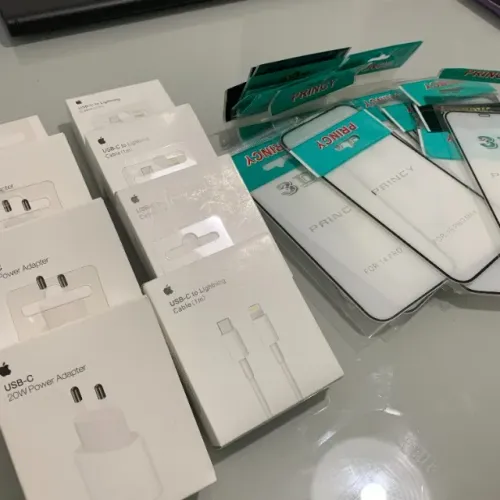 Vendo 24 películas de vidro 3D + 4 carregadores para iPhone