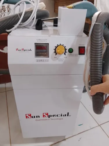 VENDO MÁQUINA DE ARREMATAR FIOS E LINHAS