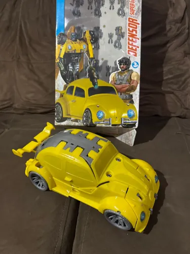 Fusca amarelo que vira robô
