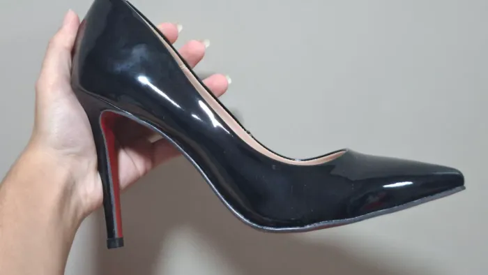 Scarpin Verniz Preto salto 11 cm Sola Escarlate