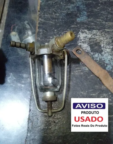  Filtro de combustível antigo com copo de vidro, comumente utilizado em veículos clássicos