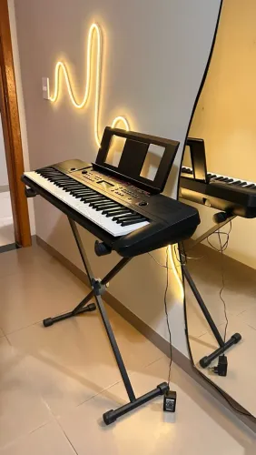 Teclado Yamaha PSR-E263 + acessórios