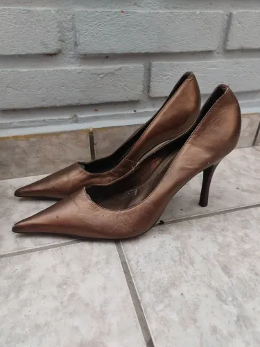 Sapato dourado tamanho 39