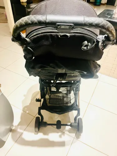 Carrinho de bebê importado e dobrável. 