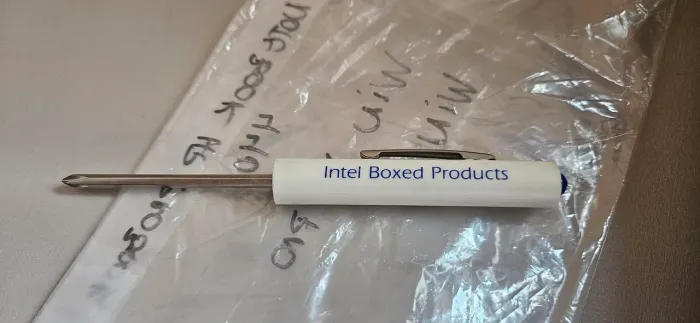 pequena chave de fenda promocional da marca Intel