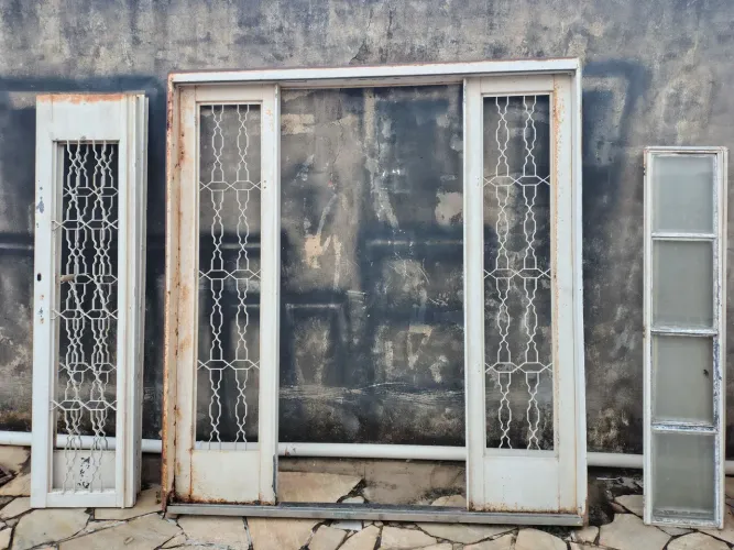 Porta de aço correr com postigo