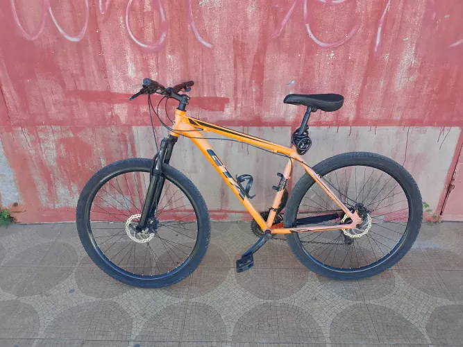 Bike aro 29 com quadro GTA suspensão com tranca camera de ar trocada de ambos os pneus 