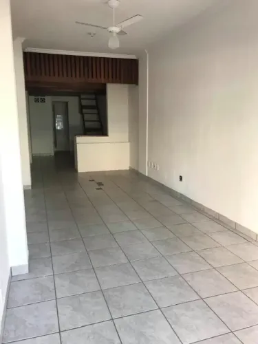 LOJA COM MEZANINO FRENTE PARA RUA E PONTO DE ÔNIBUS NO CENTRO DE GUARAPARI - ES