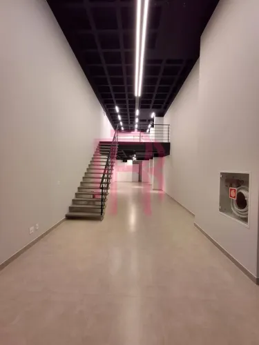 Sala comercial com mezanino para locação em Balneário Camboriú.