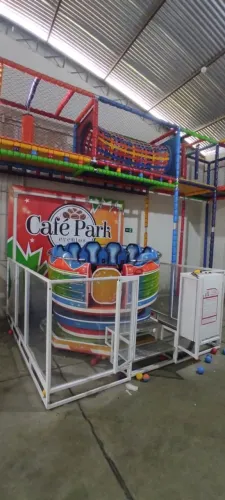 playgrounds com brinquedos eletrônicos